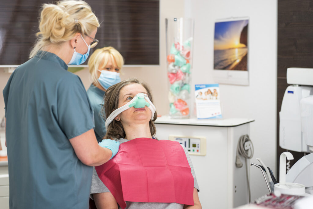 Patientin beim Zahnarzt mit Lachgassedierung.